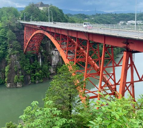 公園の周りに所狭しと出展ブースがならび、北海道の幸がズラリとあるではあーりませんか！